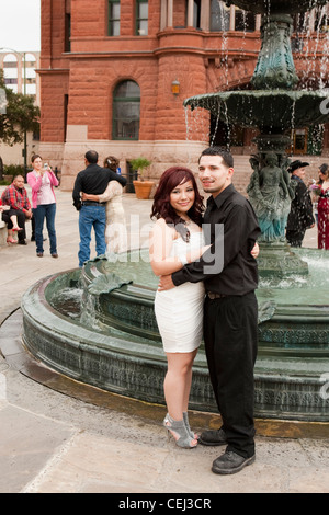 Happy young Hispanic couple pose pour la photo avant l'informel en plein air et de la cérémonie de mariage en masse à San Antionio Banque D'Images