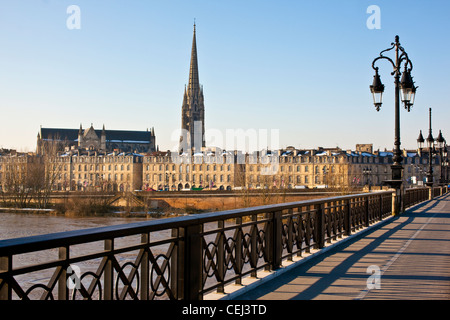 Pont de Pierre pont traversant la Garonne, avec la tour de St Michel et de la basilique au loin Bordeaux, France. Banque D'Images
