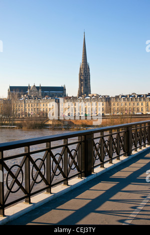 Pont de Pierre pont traversant la Garonne, avec la tour de St Michel et de la basilique au loin Bordeaux, France. Banque D'Images