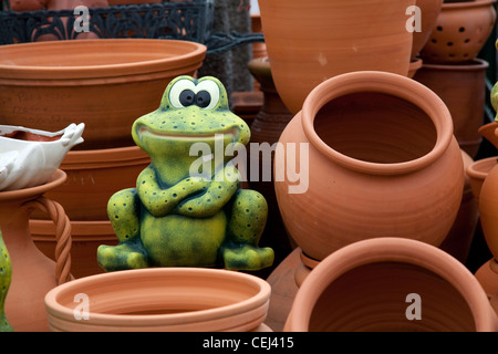 Pot de grenouille verte et poterie Madeirian en terre cuite à vendre au centre de jardin détaillant, Funchal, Madère. Banque D'Images