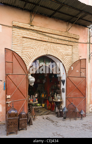 Magasin qui vend des lampes en métal dans le quartier de la médina, Marrakech, Maroc, Afrique du Nord Banque D'Images