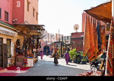 Boutiques sur Souk Chaaria, Medina, Marrakech, Maroc, Afrique du Nord Banque D'Images