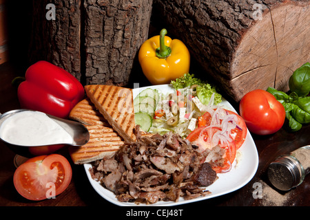 Kebab de boeuf à l'ail source, servi avec pain grillé et salade ( les tomates, l'oignon, concombre, olives, salade) Banque D'Images