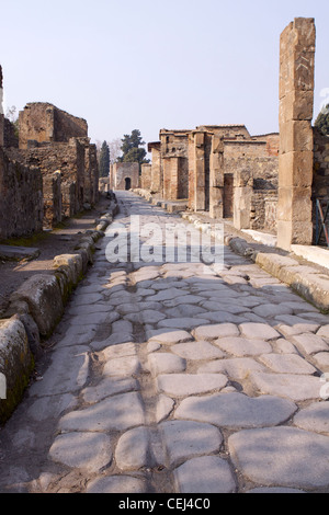 Rues pavées à Pompei (Pompéi) avec panier d'origine usé les pistes dans la pierre fouillé après avoir été enterré dans les cendres volcaniques