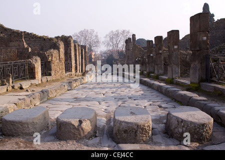 Des pierres dressées pour les passages piétons à travers les rues de Pompéi (Pompéi) fouillé après avoir été enterré dans les cendres volcaniques