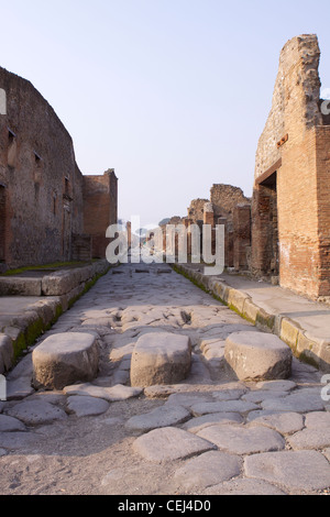 Des pierres dressées pour les passages piétons à travers les rues de Pompéi (Pompéi) fouillé après avoir été enterré dans les cendres volcaniques