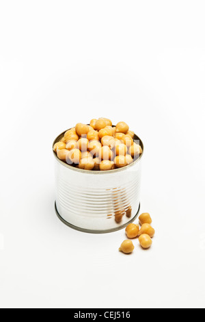 Les pois chiches dans de l'aluminium peut Banque D'Images