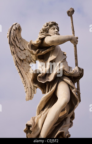 La sculpture intitulée "L'Ange avec l'Éponge (avec du vinaigre)' par Antonio Giorgetti, sur le Ponte Sant'Angelo dans la ville de Rome Banque D'Images