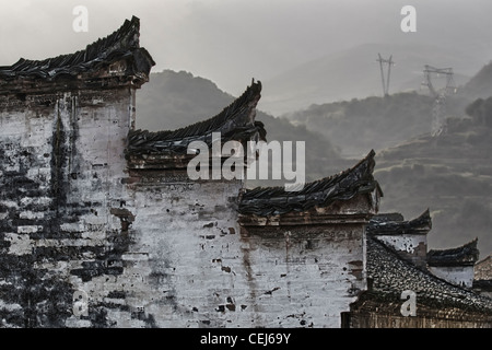 Une murale de style chinois hui et le toit en forme de têtes de cheval et harmonisé avec la couleur noir et blanc, les montagnes en arrière-plan Banque D'Images