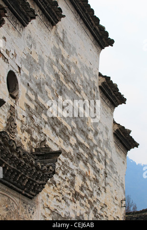 Une maison de style chinois hui haut mur texturé blanc, et toit noir avec design à plusieurs niveaux Banque D'Images