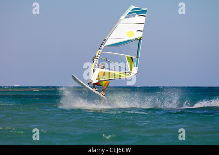 Planche de saut dans les eaux de la Mer Rouge Banque D'Images