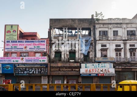 Tiers monde indien de vie urbain : la vie dans la rue et voir de vieux et délabrés, vacances et shop bâtiments dans la vieille ville de Delhi, Inde Banque D'Images