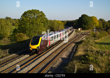 Cross country arriva Voyager train passe Hatton. Le 30 septembre 2011. Banque D'Images