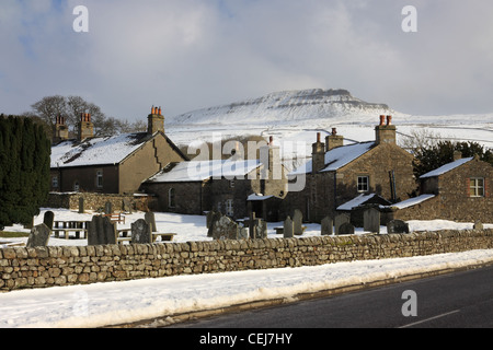 Une vue du sommet d'hiver de Pen-y-ghent, d'Horton-In-Ribblesdale dans le parc national des Yorkshire Dales. Banque D'Images