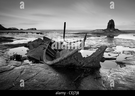 L'épave du chalutier Admiral Von Tromp, par le nom de Black Rock Nab, à Saltwick Bay sur la côte du Yorkshire du Nord Banque D'Images