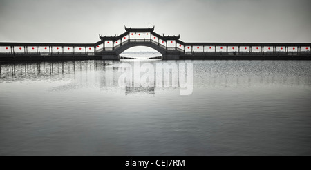 Le pont avec les lanternes rouges à Jinxi, Kunshan, Jiangsu, Chine Banque D'Images