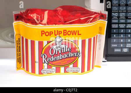 Orville Redenbacher Popup Bol de popcorn micro-ondes en face d'un four micro-ondes four Banque D'Images