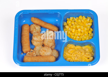 Cuisine pour enfants Deep Sea Adventure fish stick TV Dinner w/ maïs, Mac & Cheese & pommes de terre rissolées dans le bac en plastique bleu par isolé sur fond blanc Banque D'Images