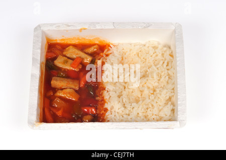 Poulet aigre-doux de la nourriture chinoise avec du riz blanc prêt repas ouvrir paquet sur fond blanc dentelle Banque D'Images