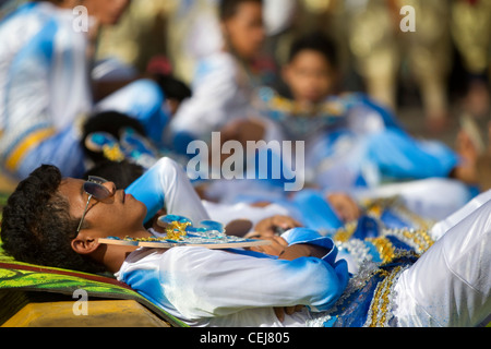 Contingent danse interprète prend l'occasion d'un repos pendant une courte pause dans le Sinulog festival. Banque D'Images