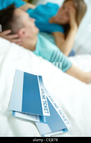 Image de billets avec happy young couple lying on bed Banque D'Images