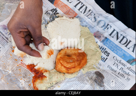 Petit-déjeuner de l'Institut de l'Inde du Sud, à l'Ama une sex Chutney épicé emballés dans du papier journal. L'Andhra Pradesh, Inde Banque D'Images