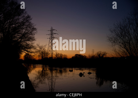 Coucher de soleil sur Trent et Mersey Canal, Findern/Willington, Derbyshire, Angleterre Banque D'Images