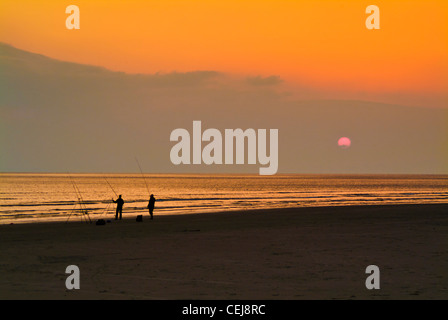 Lignes de pêcheurs pour la pêche de nuit sur Tal y bont beach North Wales UK gb eu Europe Banque D'Images