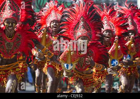 Les danseuses Tribal festival Dinagyang,2012,la ville d'Iloilo, Philippines Banque D'Images