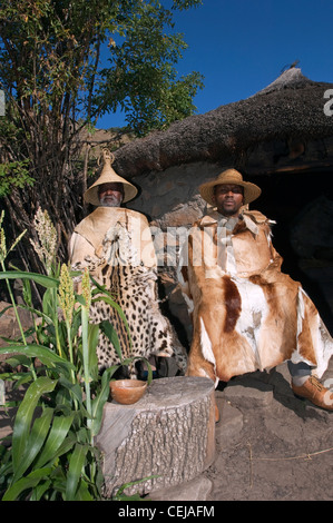 Deux hommes au Village Culturel Basotho,Qwa Qwa,l'Est de la province de l'État libre Banque D'Images