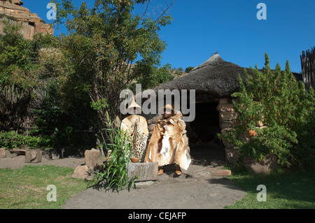 Deux hommes dehors traditionnelles aménagées au Village Culturel Basotho,Qwa Qwa,l'Est de la province de l'État libre Banque D'Images