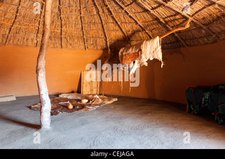 Intérieur de la hutte traditionnelle au Village Culturel Basotho,Qwa Qwa,l'Est de la province de l'État libre Banque D'Images