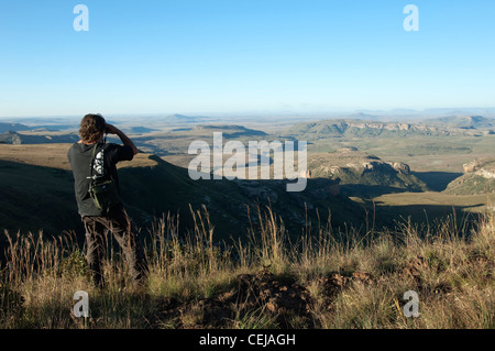 Les touristes à la recherche à vue à travers des jumelles à Highlands Mountain Retreat,Golden Gate,l'Est de la province de l'État libre Banque D'Images