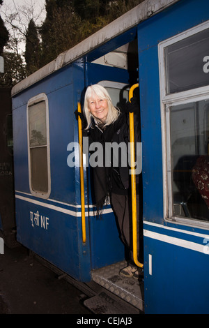 L'Inde, le Bengale occidental, Darjeeling Batasia Loop, dans l'ouest de l'posant pour la photo souvenir sur la montagne de l'himalaya,train fer Banque D'Images