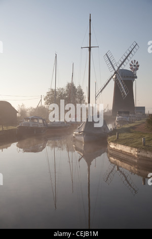 Horsey Mill dyke au lever du soleil, Norfolk Broads. Banque D'Images