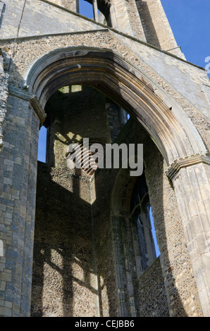 Les ruines de la tour centrale octogonale achevée en 1409, de l'abbaye de Wymondham, Norfolk, East Anglia, Angleterre, Royaume-Uni. Banque D'Images