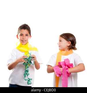 Deux enfants dans une partie avec du ruban de papier coloré en désordre Banque D'Images