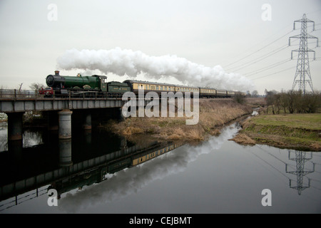 GWR locomotive classe Hall 4965 'rood Ashton Hall' traverse et reflète dans la rivière Soar à Normanton sur Soar, Loughborough Banque D'Images