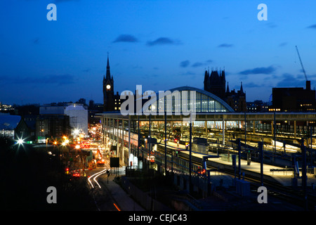 Skyline vue de la nuit de la gare St Pancras, St Pancras, London, UK Banque D'Images