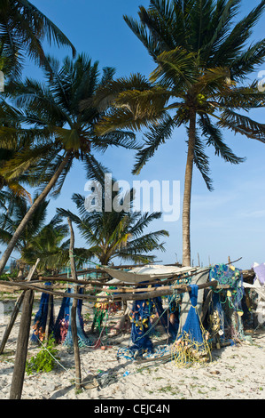 Filets séchant sur la plage de Jambiani village côte est de Zanzibar, Tanzanie Banque D'Images