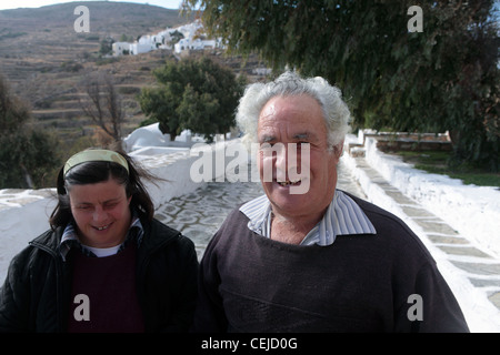 Grèce cyclades portrait d'un homme dans ses 70 ans et sa fille Banque D'Images