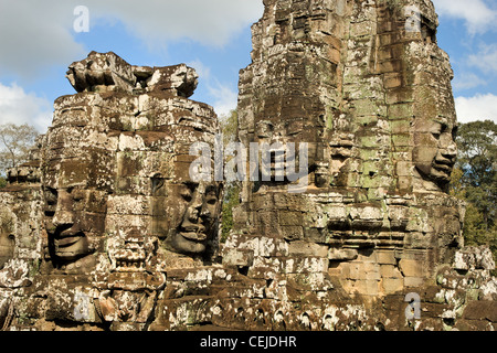 Bouddha serein sculptures visages à l'intérieur de temple Bayon à Angkor Thom, complexe la province de Siem Reap, Cambodge Banque D'Images