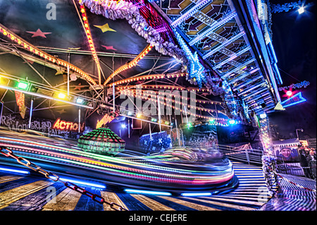 Neon à la féerie d'hiver une filature foire ride dans Hyde Park à Noël. Banque D'Images