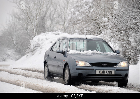 Une Ford Mondeo berline dans la neige dégel UK Banque D'Images