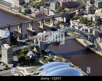 Image aérienne du pont Tyne, du pont de haut niveau, du pont Swing, de la rivière Tyne et du Sage Gateshead, Newcastle-upon-Tyne Banque D'Images