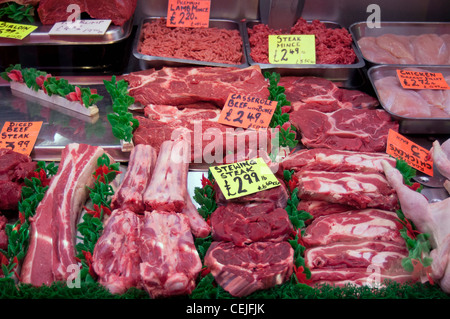 Les coupes de viande sur l'affichage en boucherie dans London, England, UK Banque D'Images