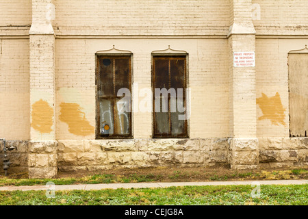 Grungy vitres brisées sur le côté d'une vieille église abandonnée à Denver au Colorado. Banque D'Images