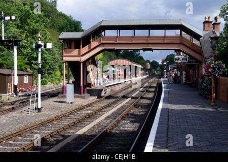 Bewdley Gare sur la Severn Valley Railway avec une passerelle et Class 108 DMU à une voie de garage Banque D'Images