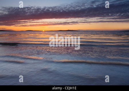 Coucher de soleil depuis les sables du Mussetter sur l'île d'Eday, îles Orcades, en Écosse. Banque D'Images