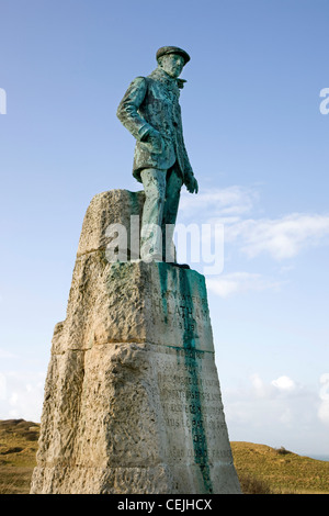 Statue de Hubert Latham, premier pionnier de l'aviation français de traverser la Manche dans un avion en 1909, Cap Blanc Nez, France Banque D'Images